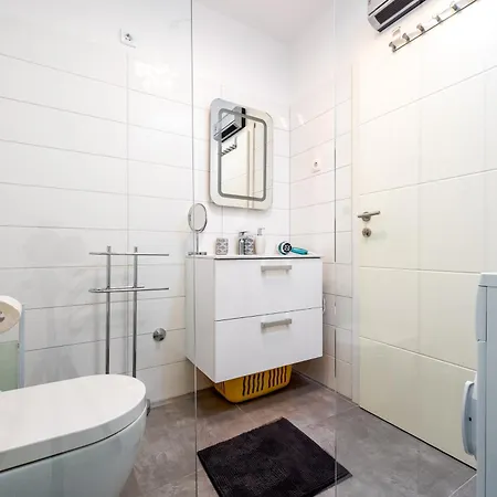 Appartement 1st Row From The Sea, Kresimir