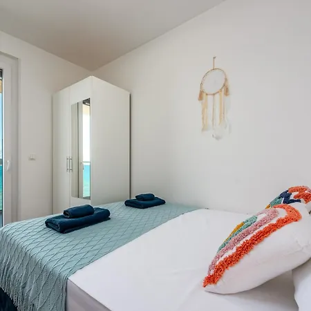 Appartement 1st Row From The Sea, Kresimir