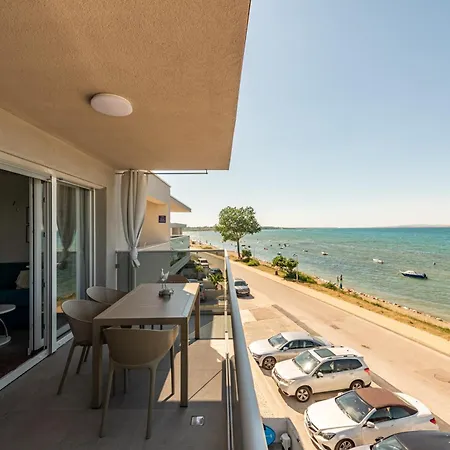 1st Row From The Sea, Kresimir Appartement Nin